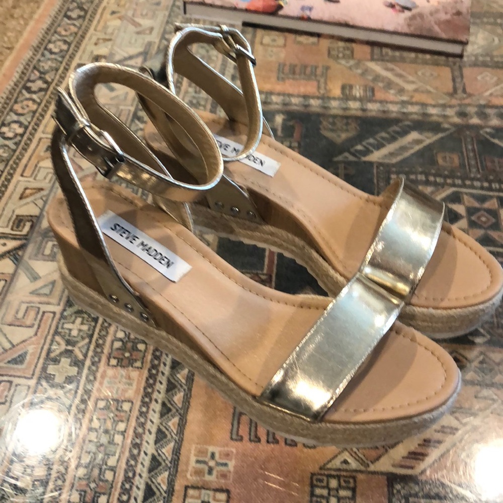 Gold shirt wedges. 9.5
